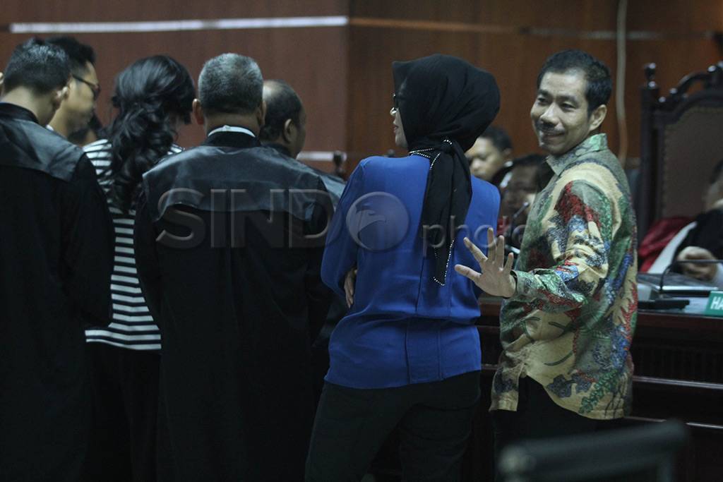 Istri Muda Romi Herton...