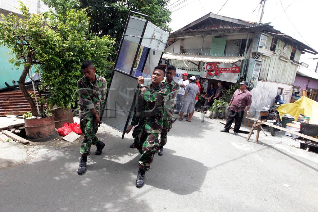 TNI-AD Kosongkan Komplek...