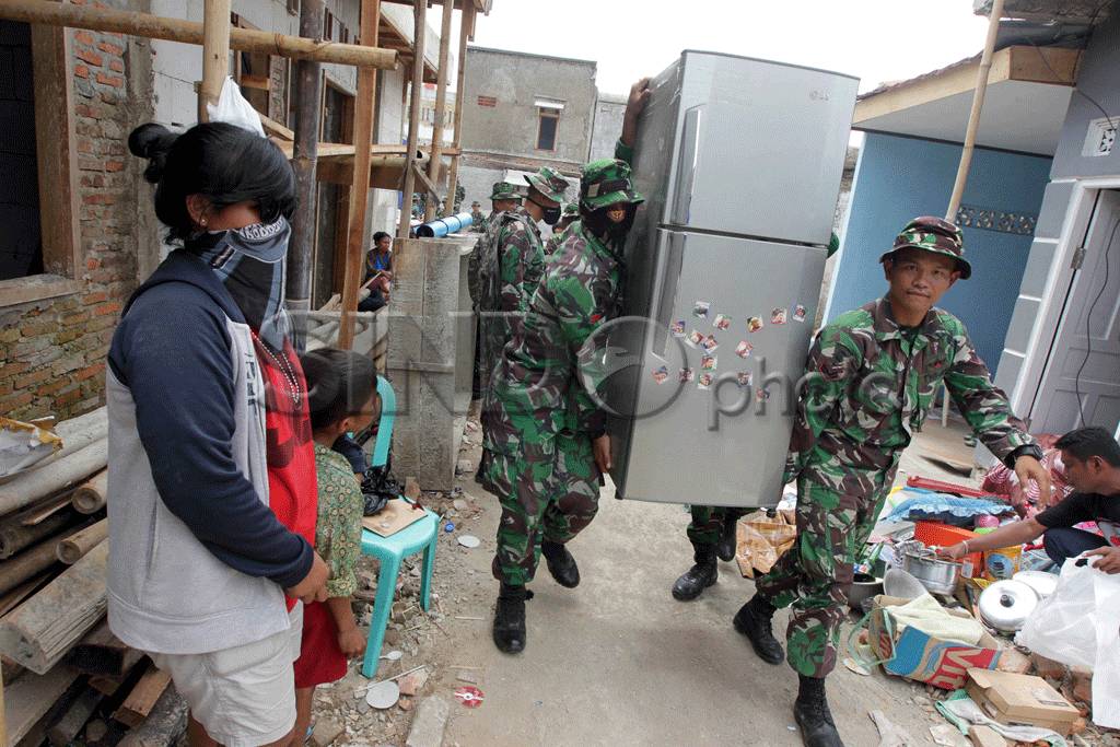 TNI-AD Kosongkan Komplek...