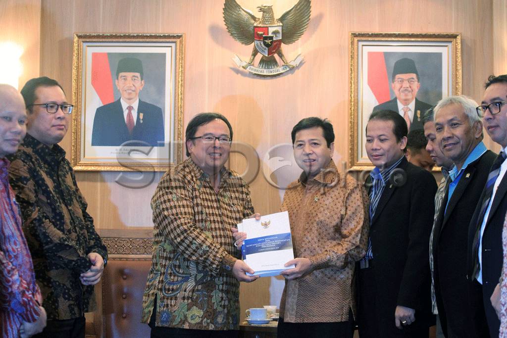 Menkeu Serahkan Rancangan...