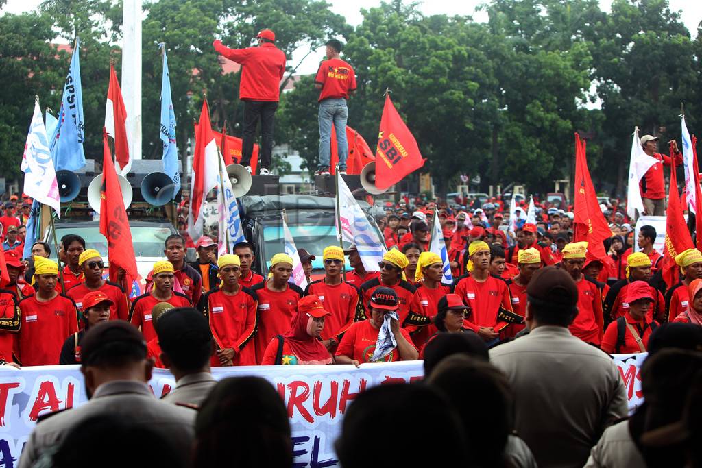 Buruh di Sumsel Tuntut...
