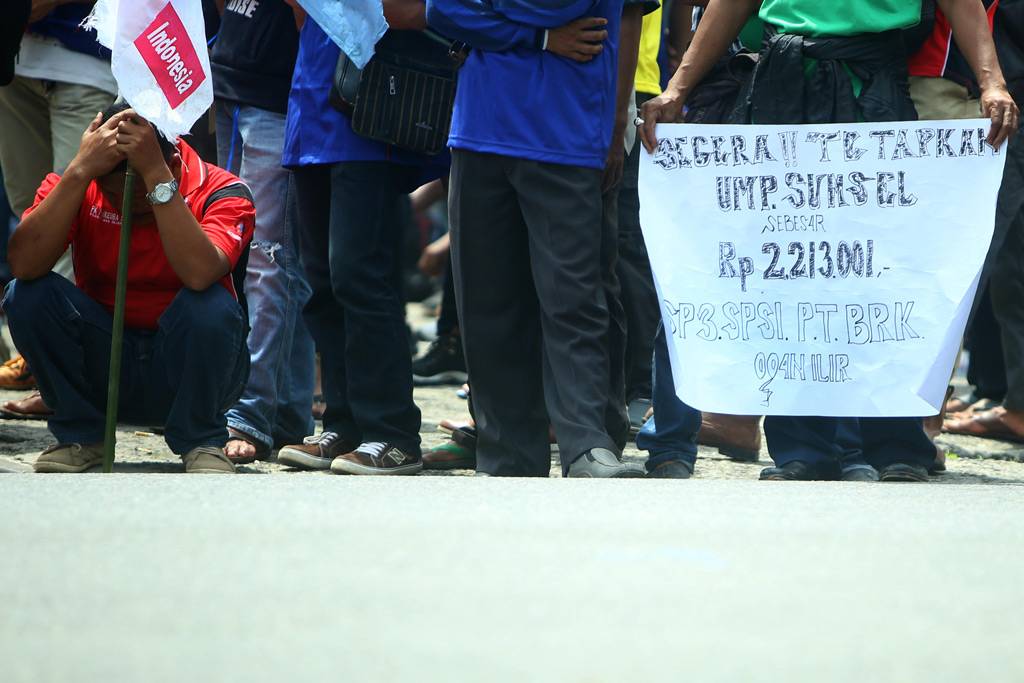 Buruh di Sumsel Tuntut...
