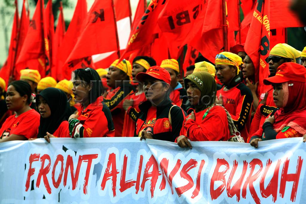 Buruh di Sumsel Tuntut...