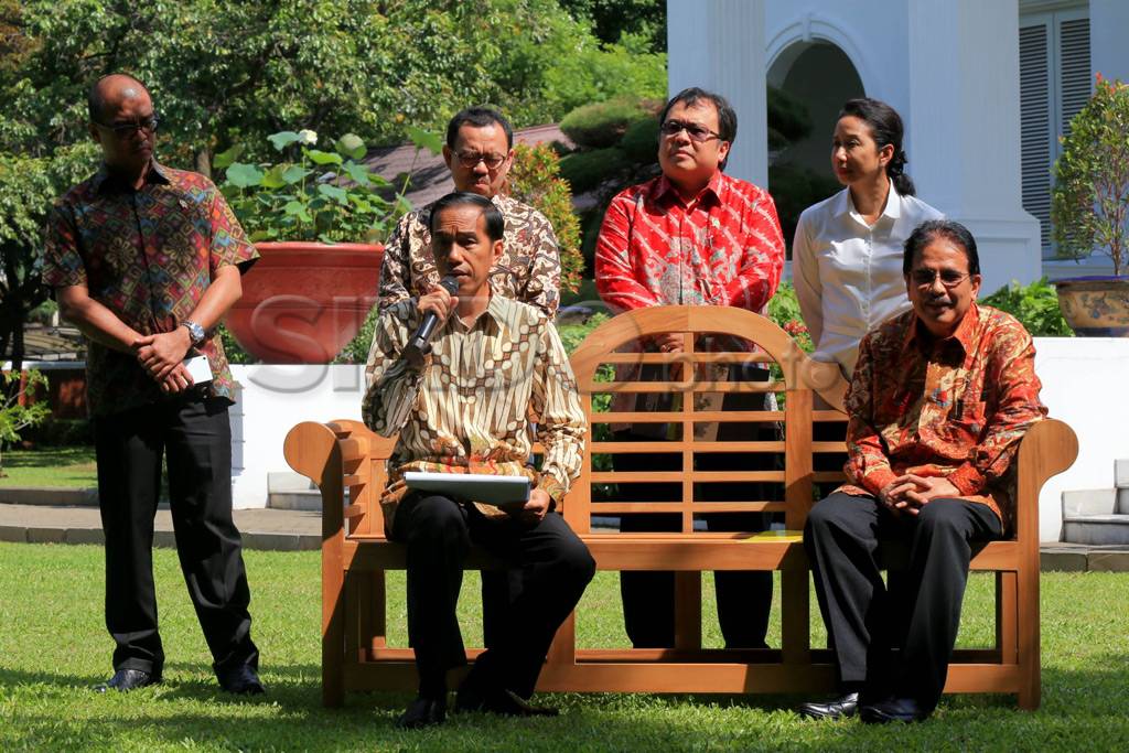 Presiden Jokowi Umumkan...