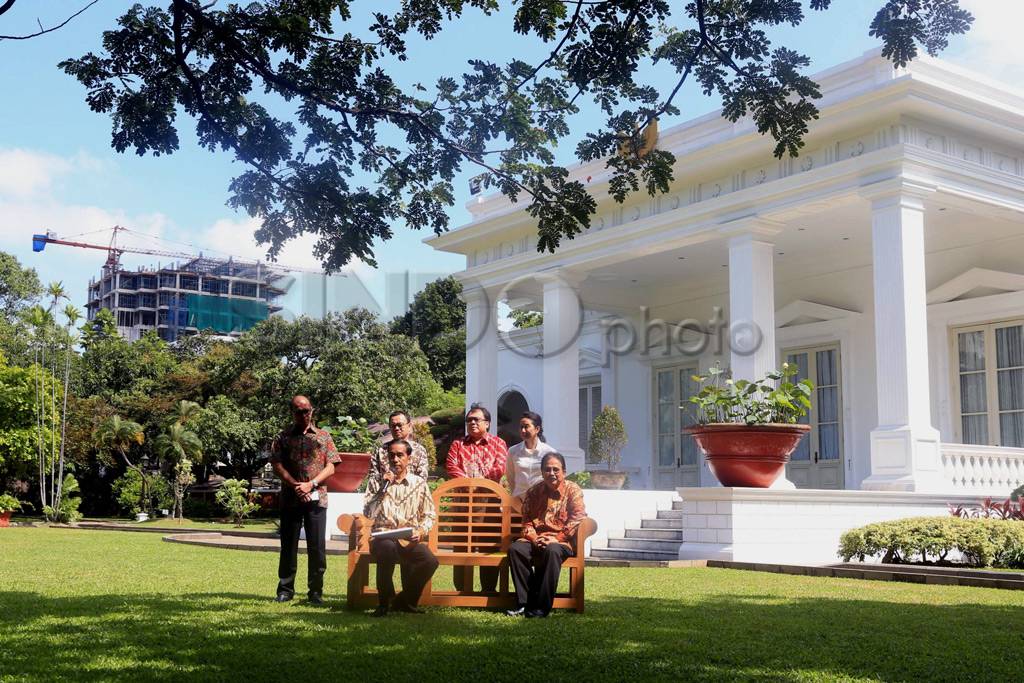 Presiden Jokowi Umumkan...