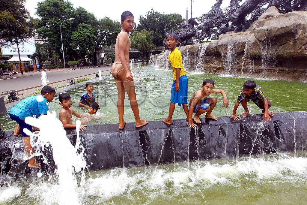 Bermain di Kolam Air...