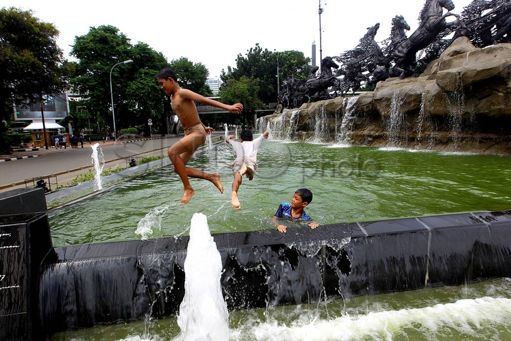 Bermain di Kolam Air...