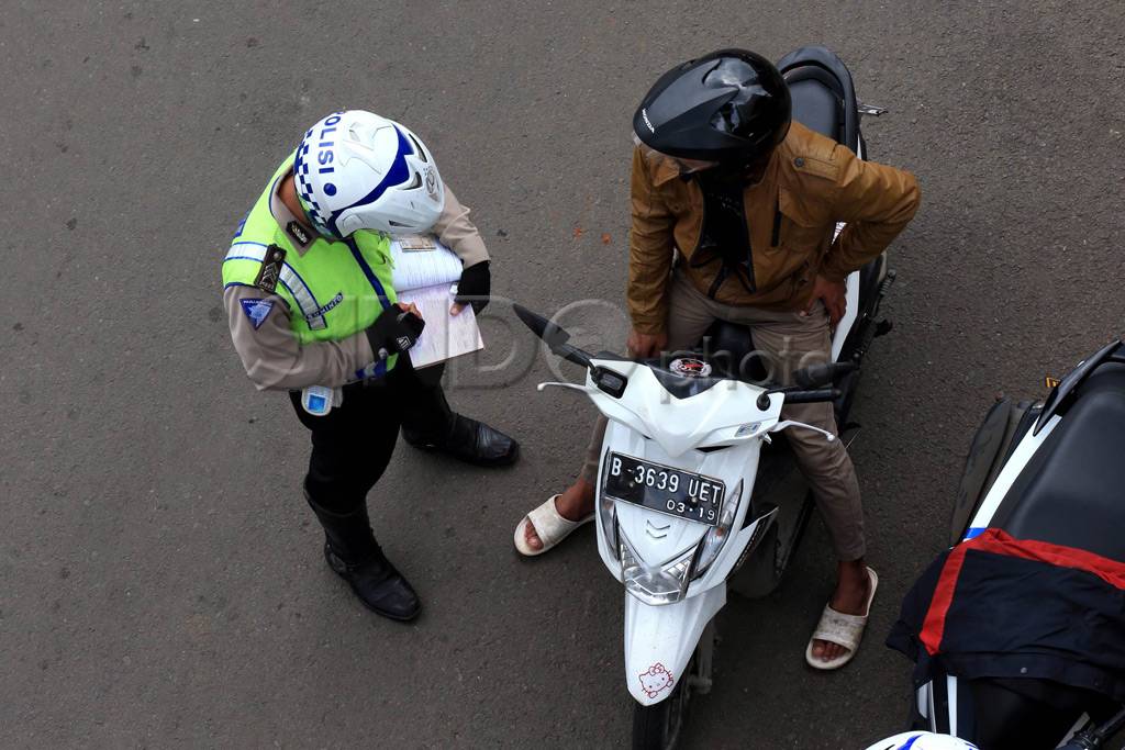 Polisi Tilang Motor...