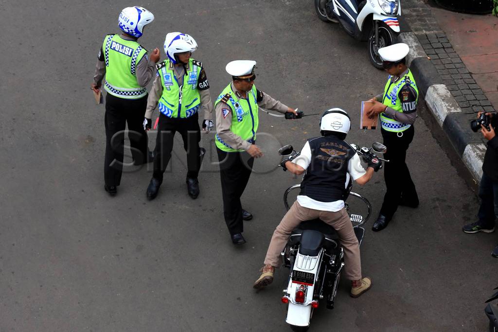 Polisi Tilang Motor...