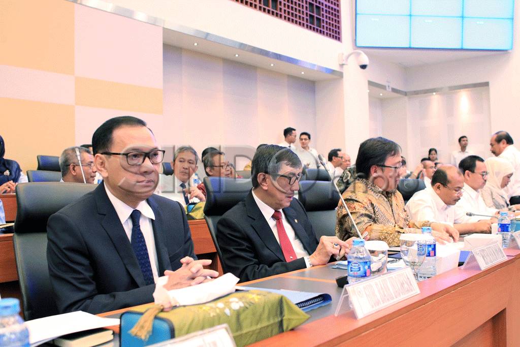 Enam Menteri Hadiri...
