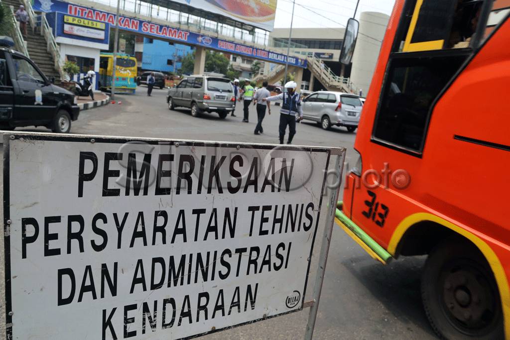 Puluhan Bus Angkutan...