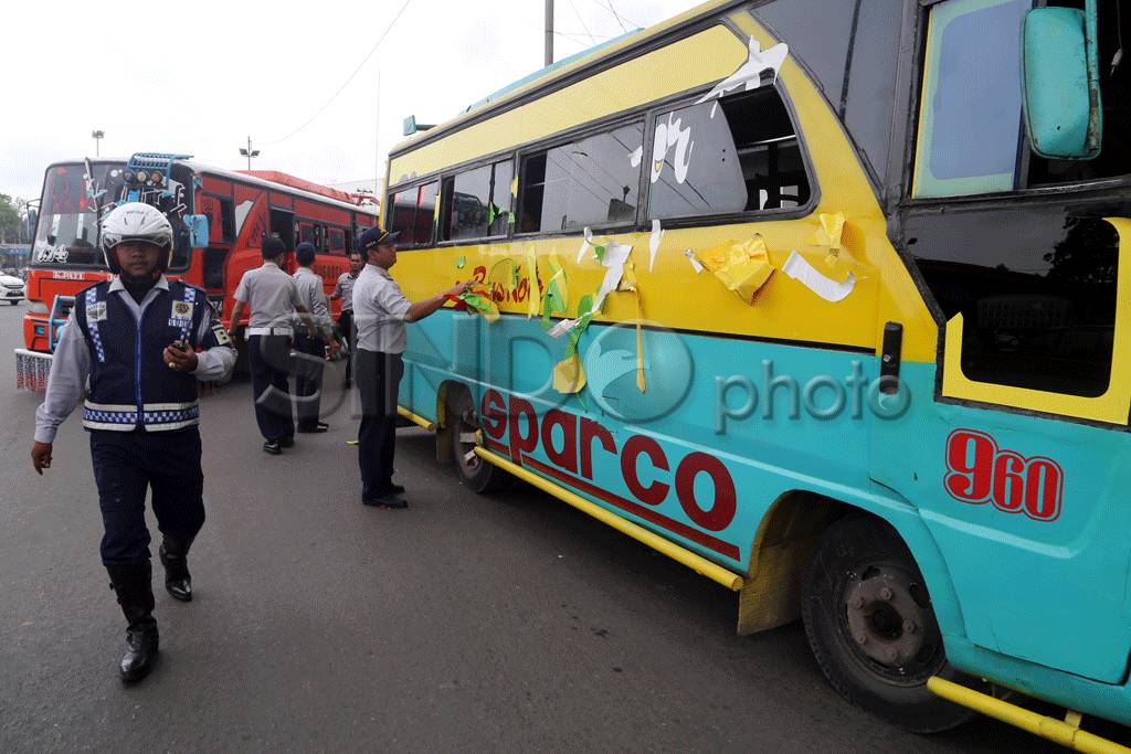 Puluhan Bus Angkutan...