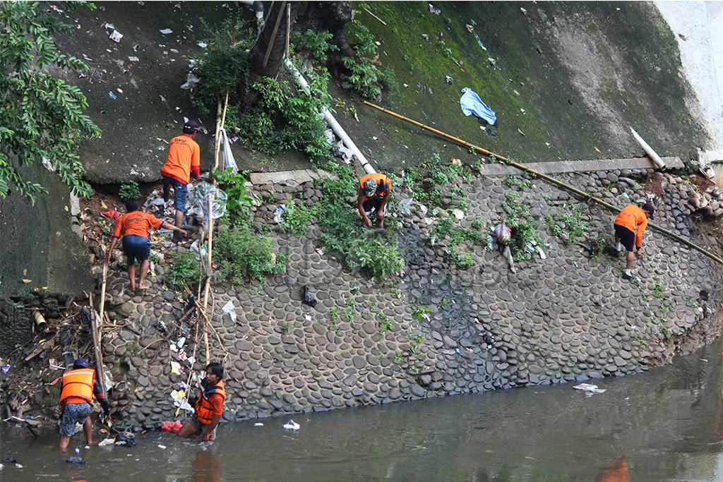 Bersihkan Sampah di...