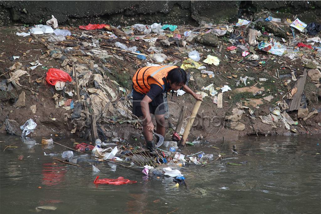 Bersihkan Sampah di...