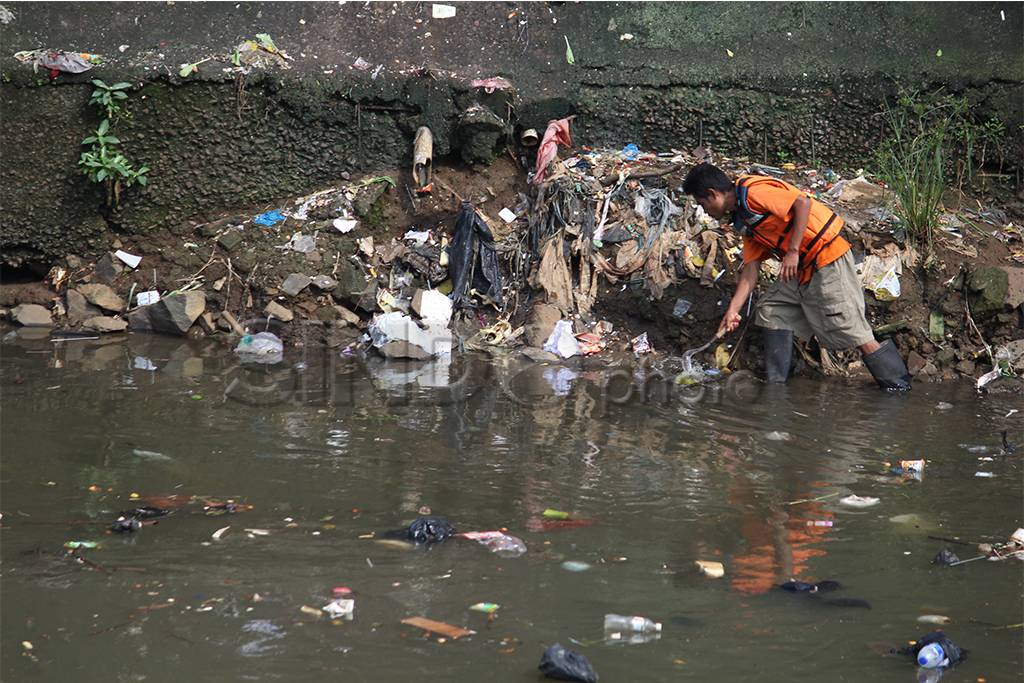 Bersihkan Sampah di...