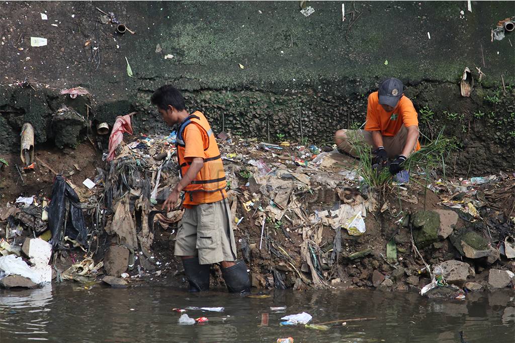 Bersihkan Sampah di...