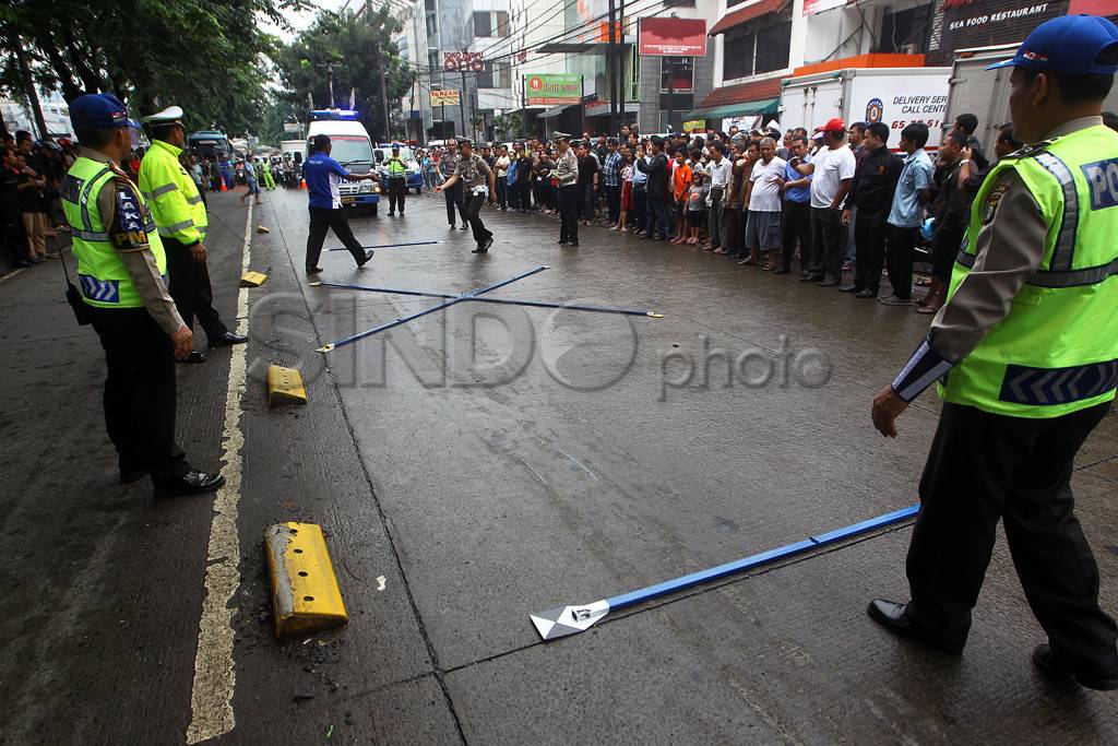 Polisi Olah TKP Kecelakaan...