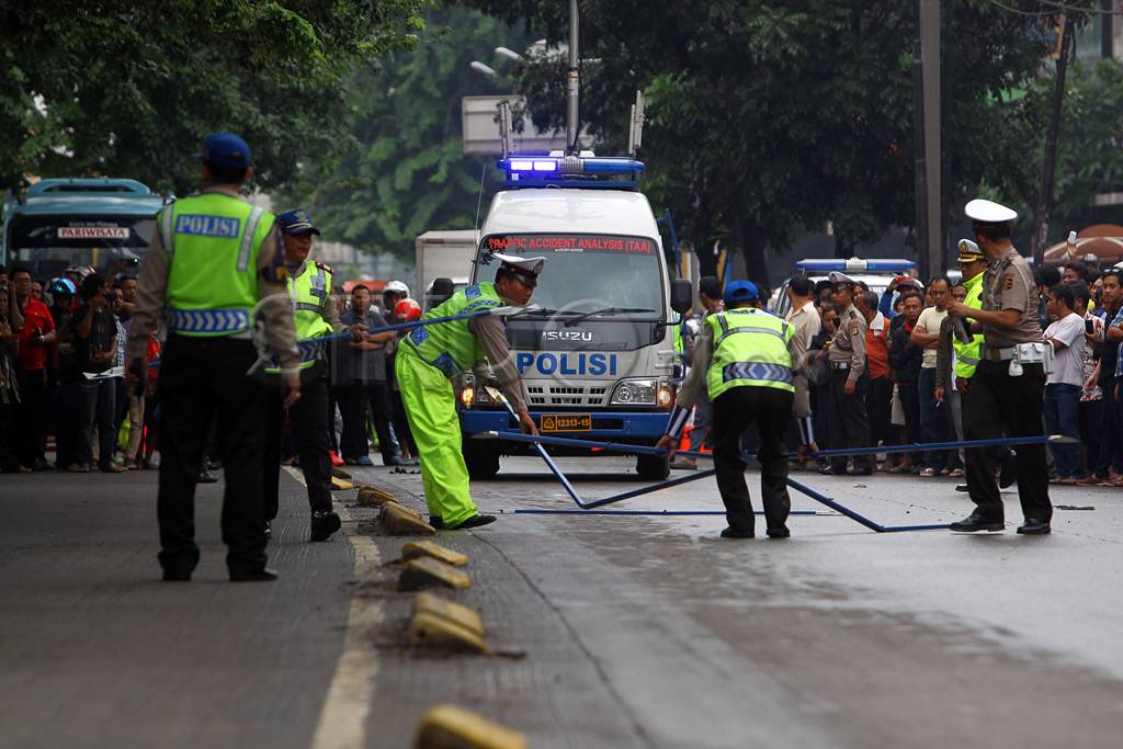 Polisi Olah TKP Kecelakaan...
