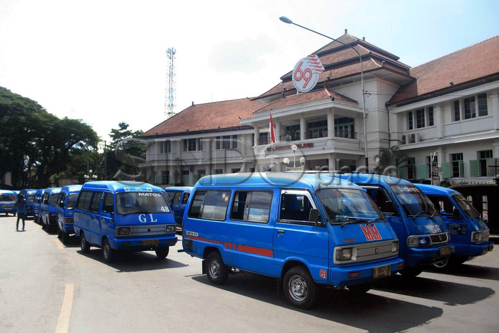 Ratusan Angkutan Kota...