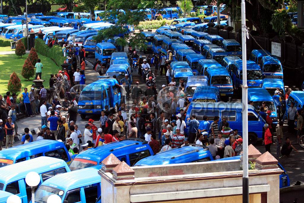 Ratusan Angkutan Kota...
