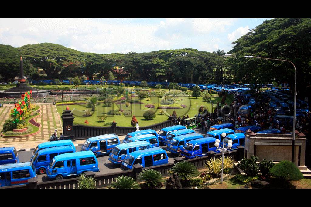 Ratusan Angkutan Kota...
