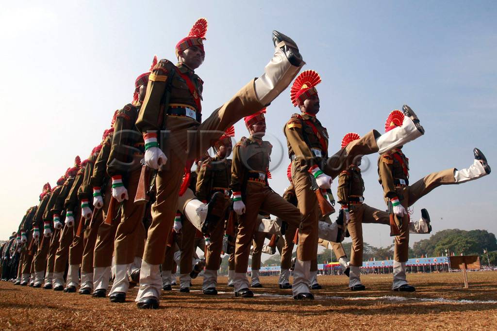 Aksi Unik Pasukan India...