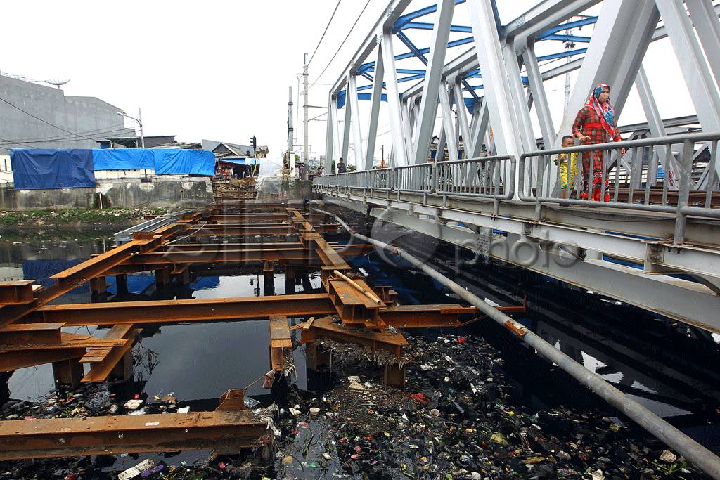 Perbaikan Jembatan Kereta...