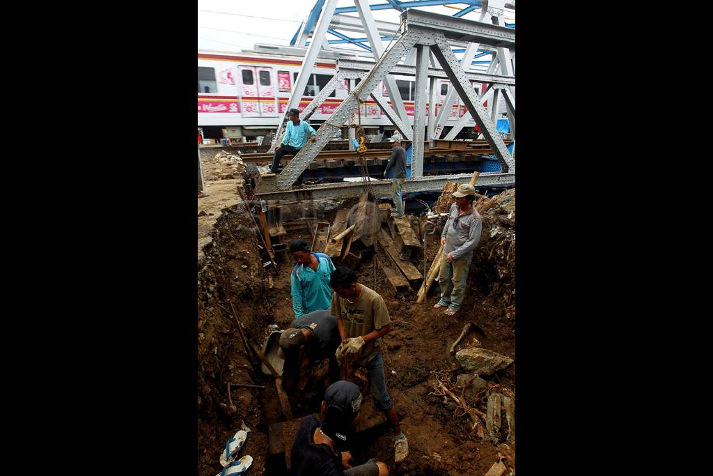 Perbaikan Jembatan Kereta...