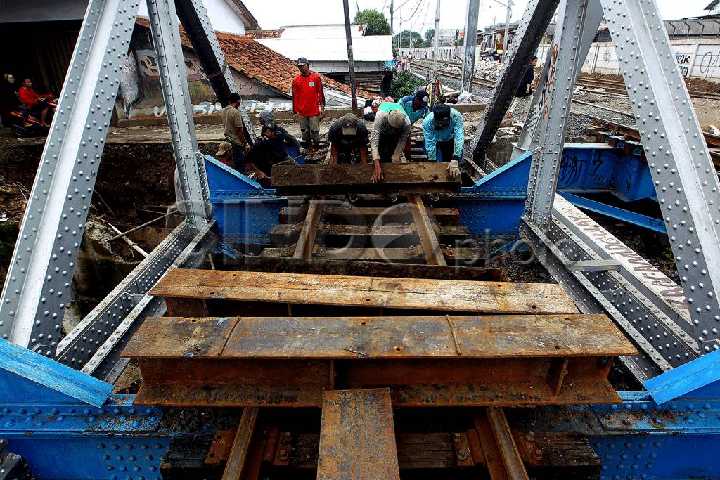 Perbaikan Jembatan Kereta...
