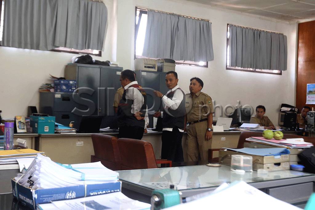 Polisi Geledah Kantor...