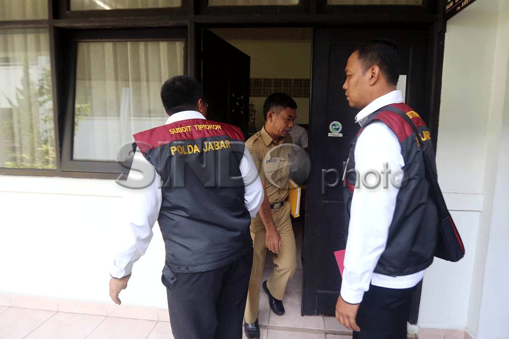 Polisi Geledah Kantor...