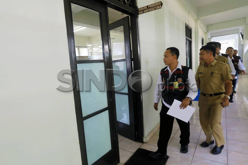 Polisi Geledah Kantor...