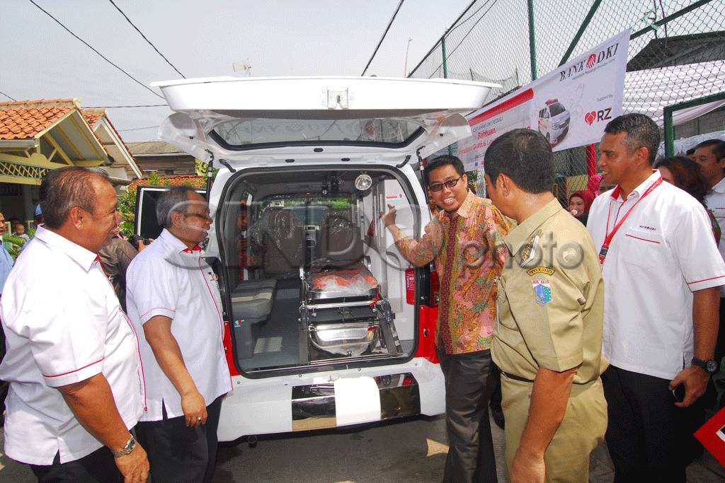 Bank DKI Serahkan Ambulan...