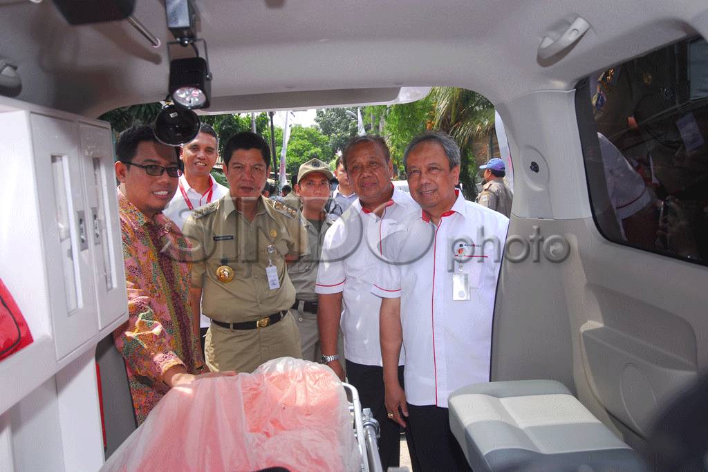 Bank DKI Serahkan Ambulan...