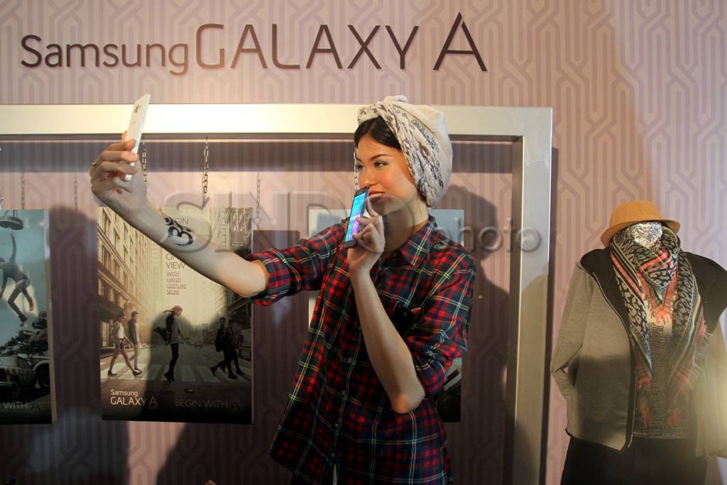 Samsung Luncurkan Ponsel...