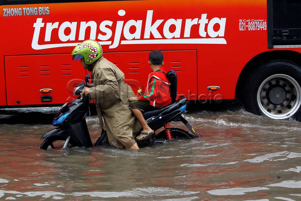 Hujan Deras, Ruas Jalan...