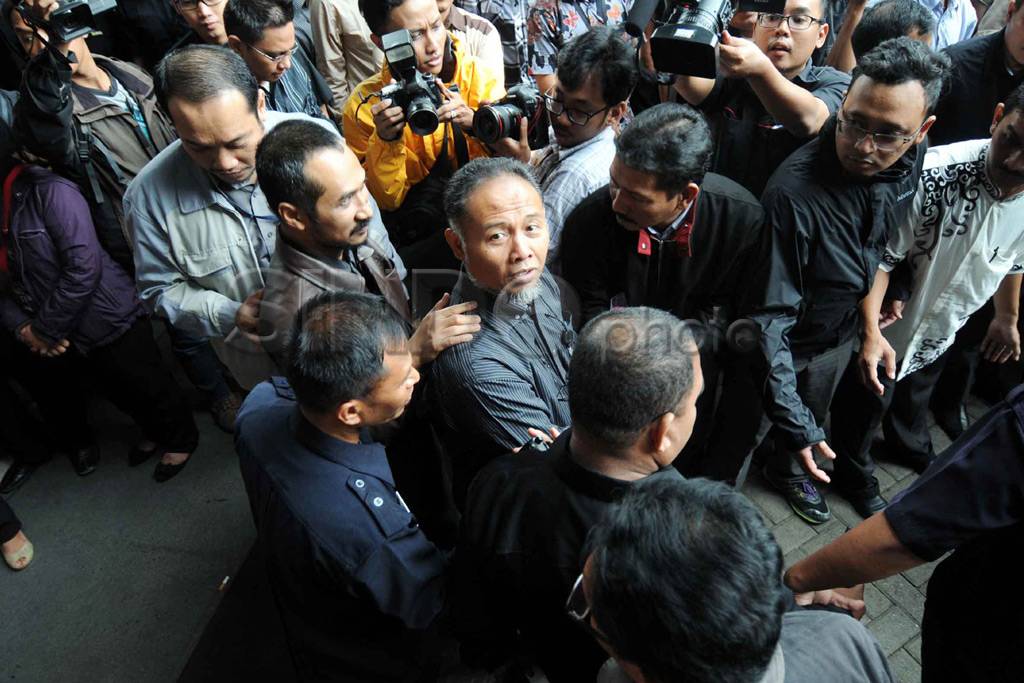Pakai Baju Hitam, KPK...