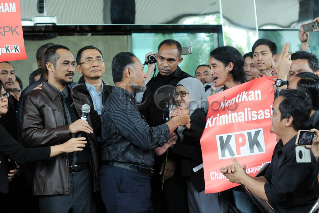 Pakai Baju Hitam, KPK...