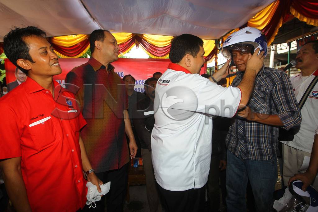 Perindo Bagikan Helm...