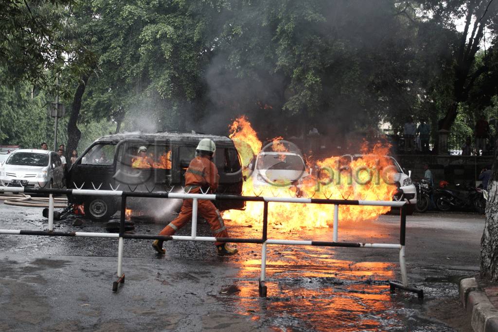 Mobil Terbakar di Dekat...