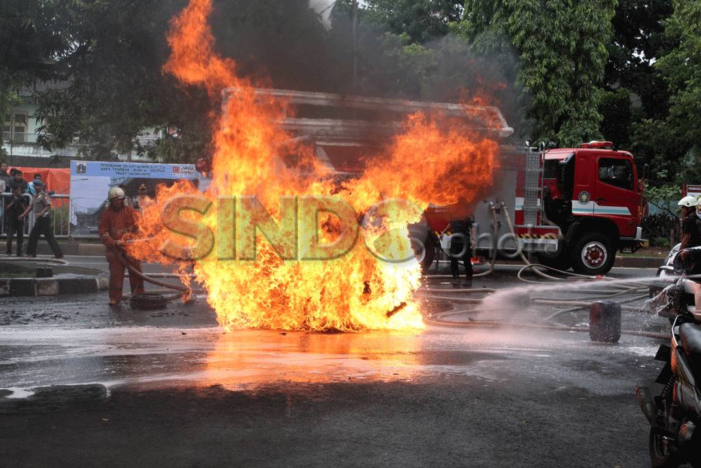 Mobil Terbakar di Dekat...