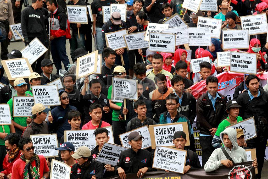 Buruh Gelar Demo Tuntut...
