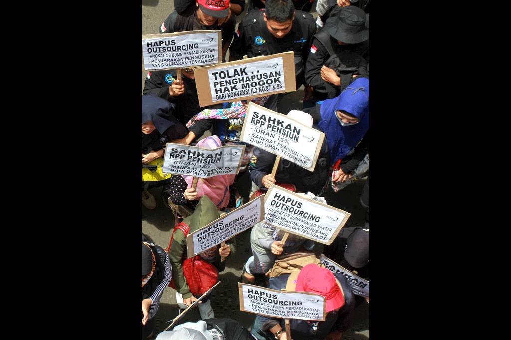 Buruh Gelar Demo Tuntut...