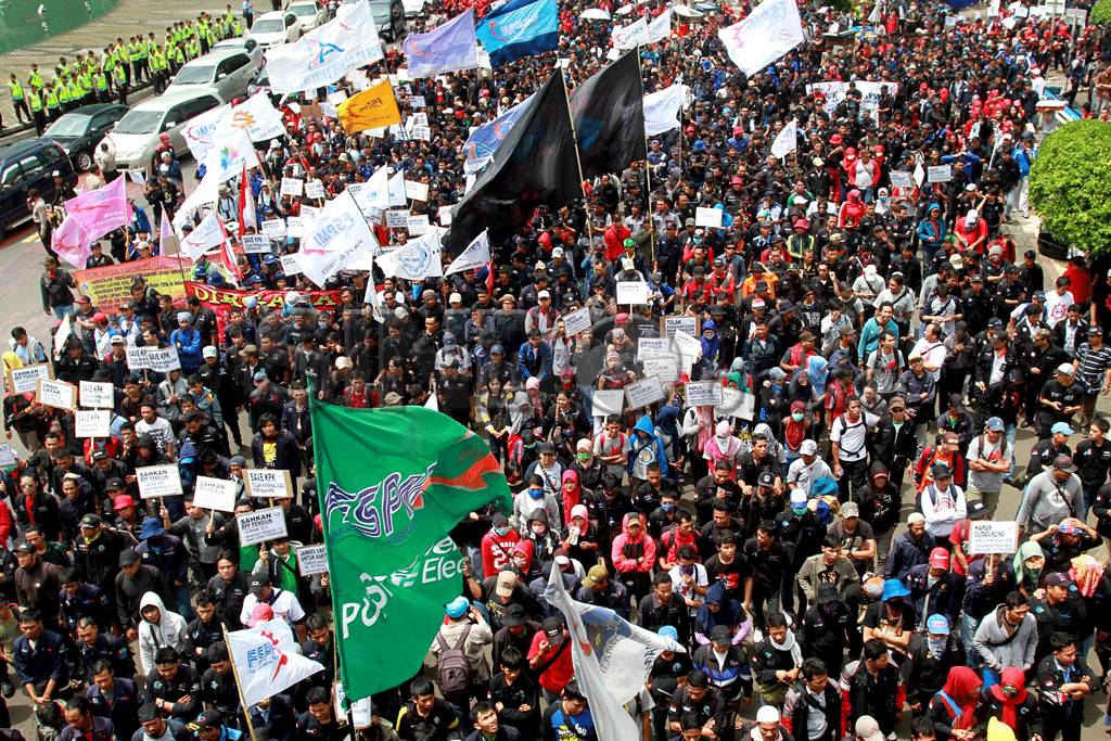 Buruh Gelar Demo Tuntut...