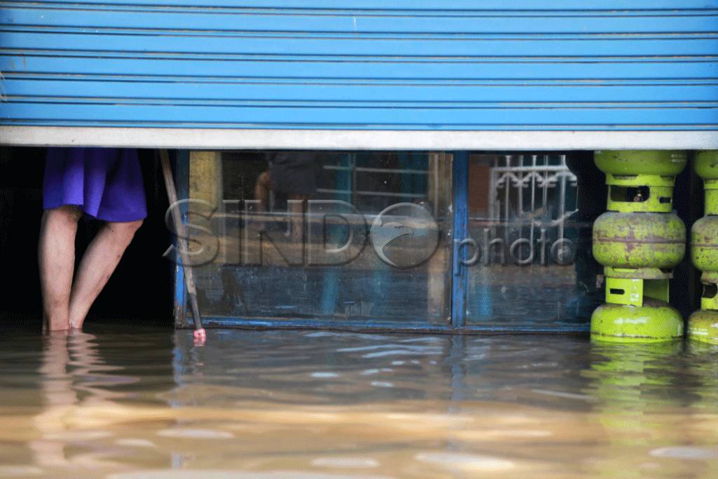 Banjir Kembali Genangi...
