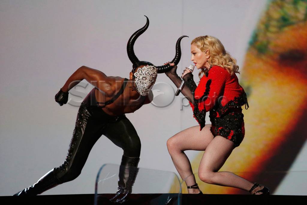 Tampil Digantung, Madonna...