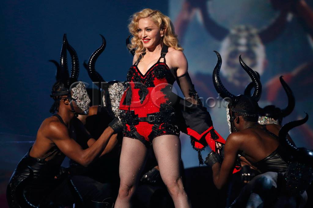 Tampil Digantung, Madonna...