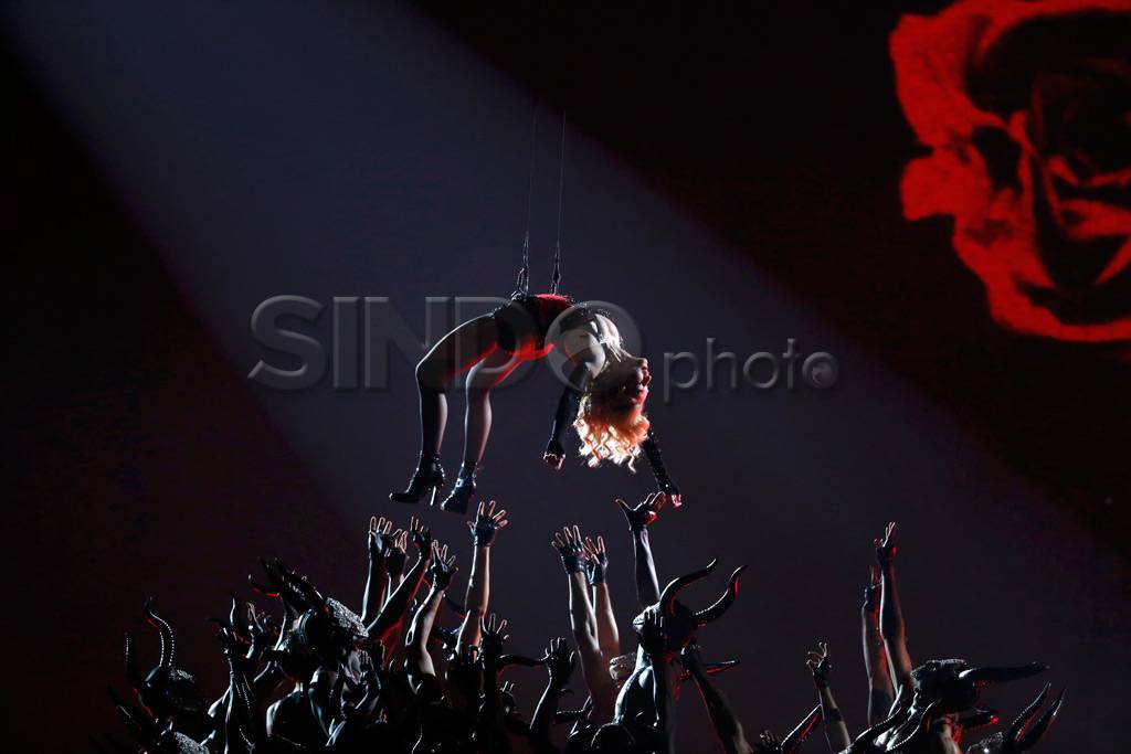 Tampil Digantung, Madonna...