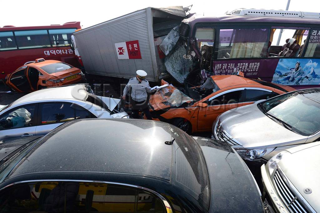 Ratusan Mobil Bertabrakan...