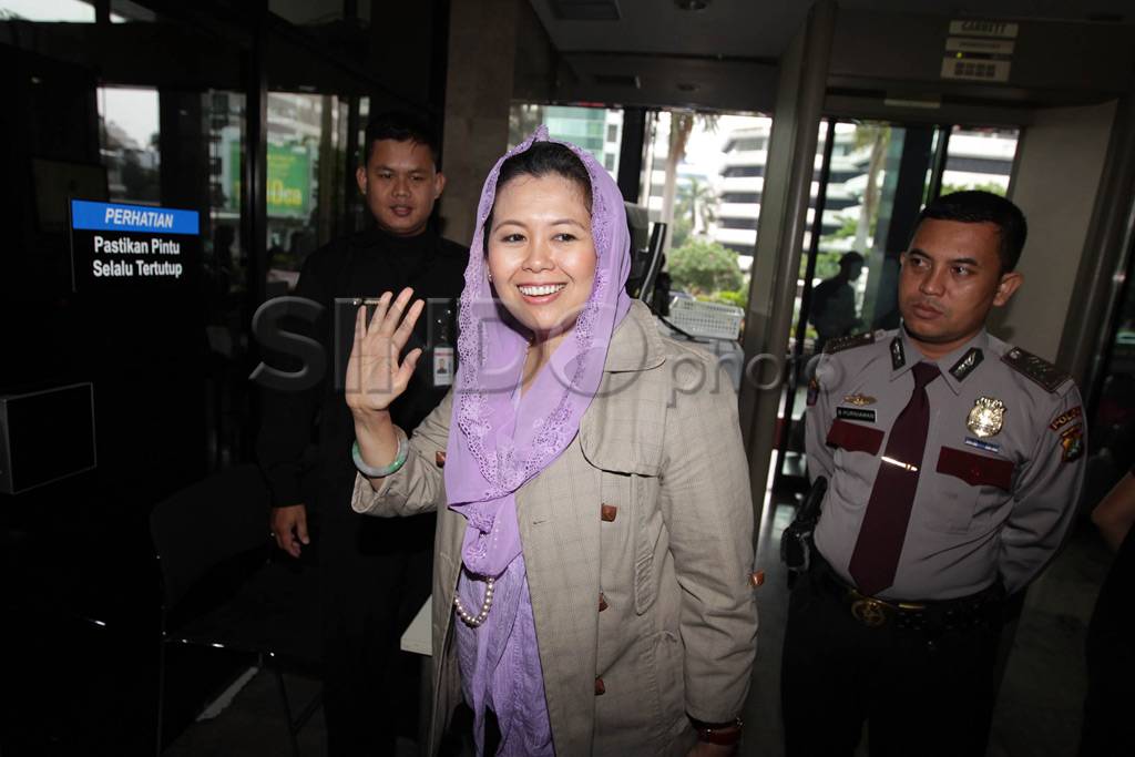 Yenny Wahid Datangi...
